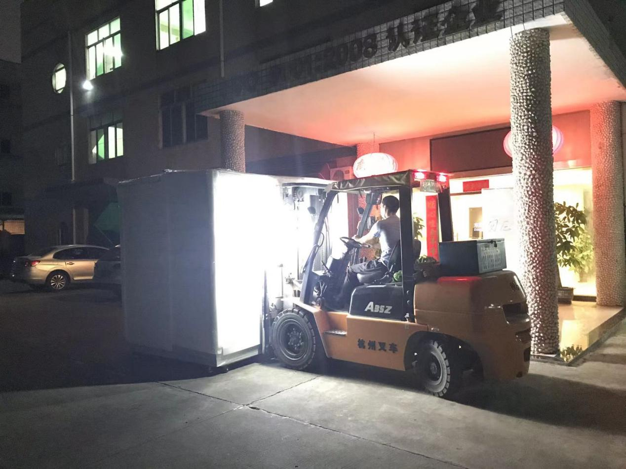 北京汽车行业定制款恒温恒湿房带盐雾功能专车发货(图1) 北京汽车行业定制款恒温恒湿房带盐雾功能专车发货(图1)